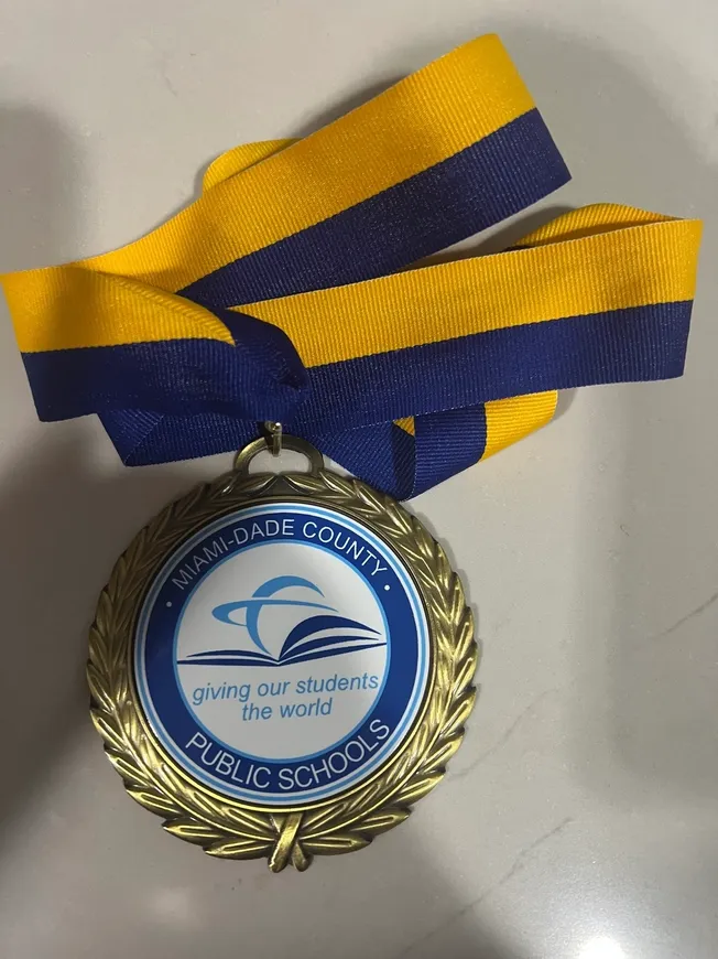 A medal with the words " public schools " on it.