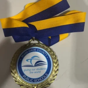 A medal with the words " carnegie court public school ".