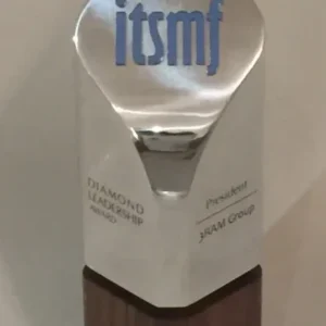 A glass trophy with the words " itsmf diamond leadership award ".